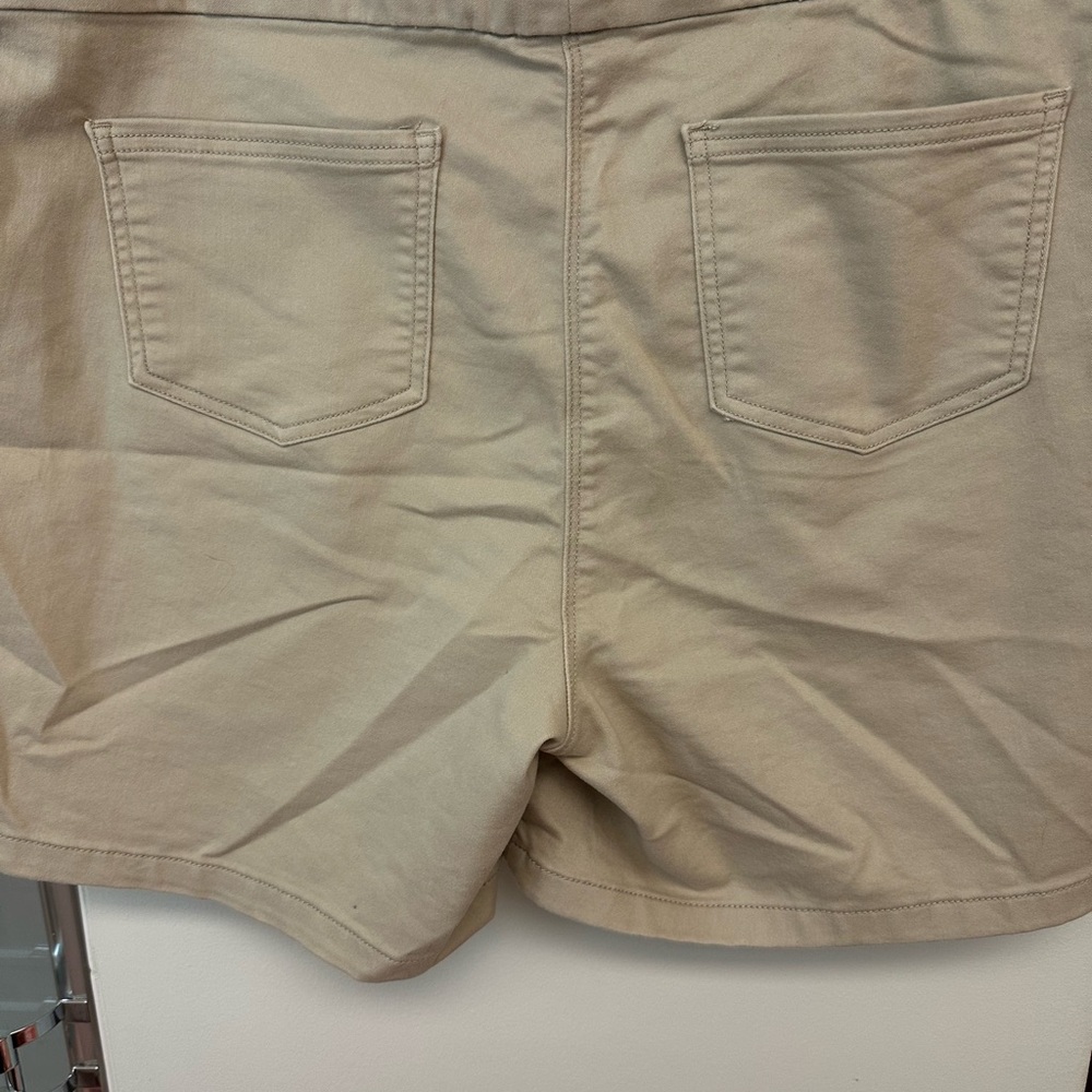 Liz Claiborne High Waist Cream Shorts